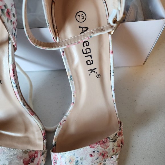 Floral Sandals "NEW" - Picture 4 of 15